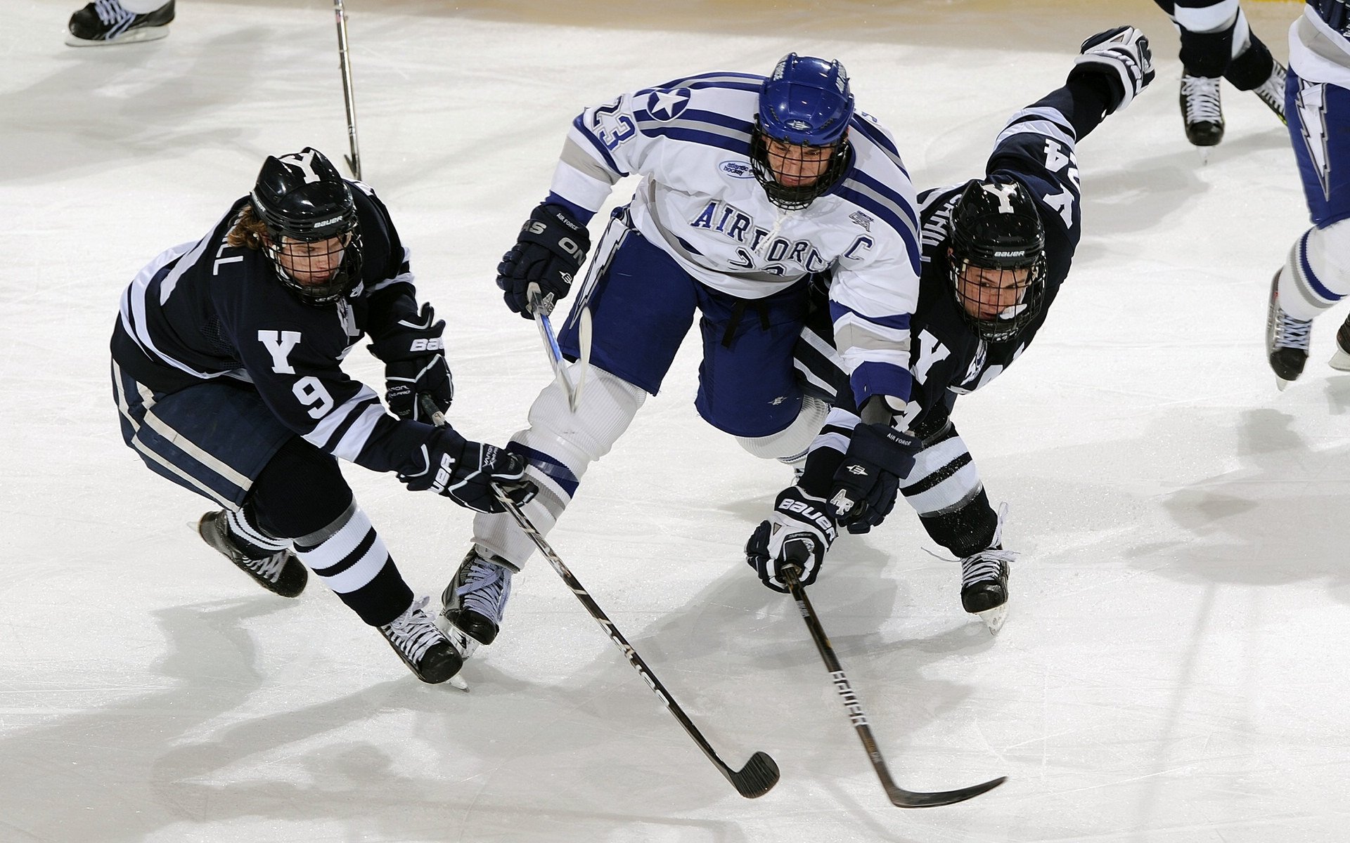 双线交汇的奇迹,当赛车啸叫刺破足球之夜