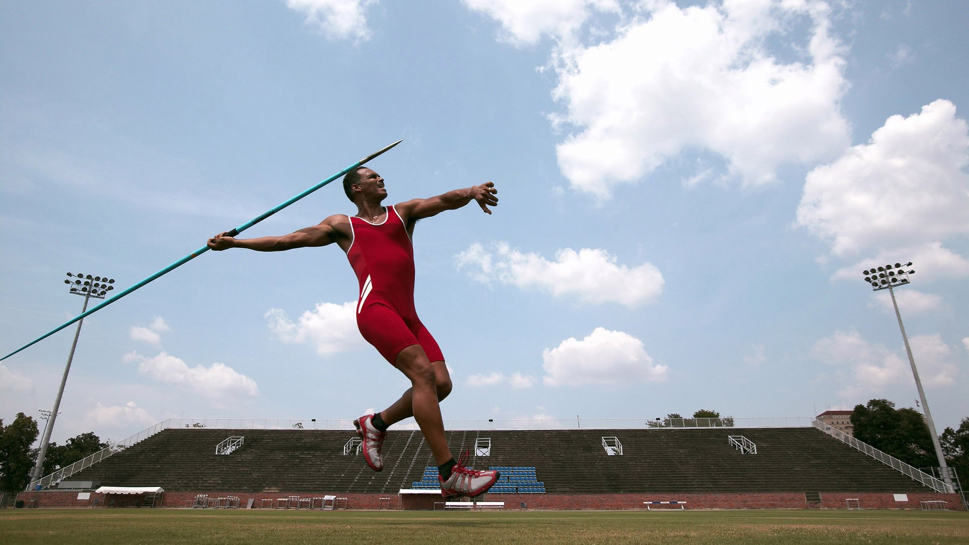 跨界入侵！NBA总决赛之夜的另类表演—绿茵核心的紫色魅影