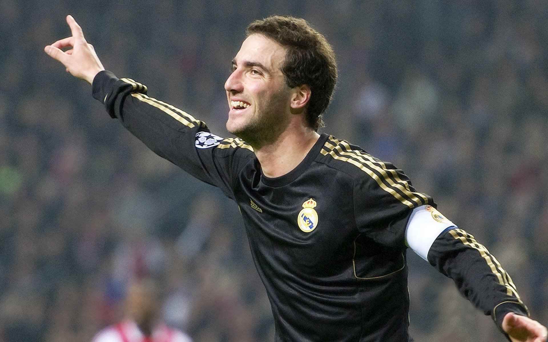 >托尼在场上始终保持微笑