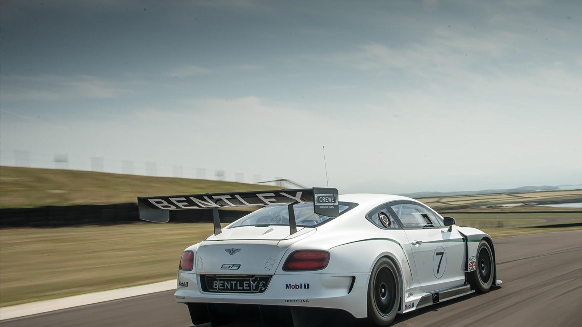 弦琴与利剑，迪马利亚的节奏魔法，如何让巴萨哲学在波兰的坚冰上起舞