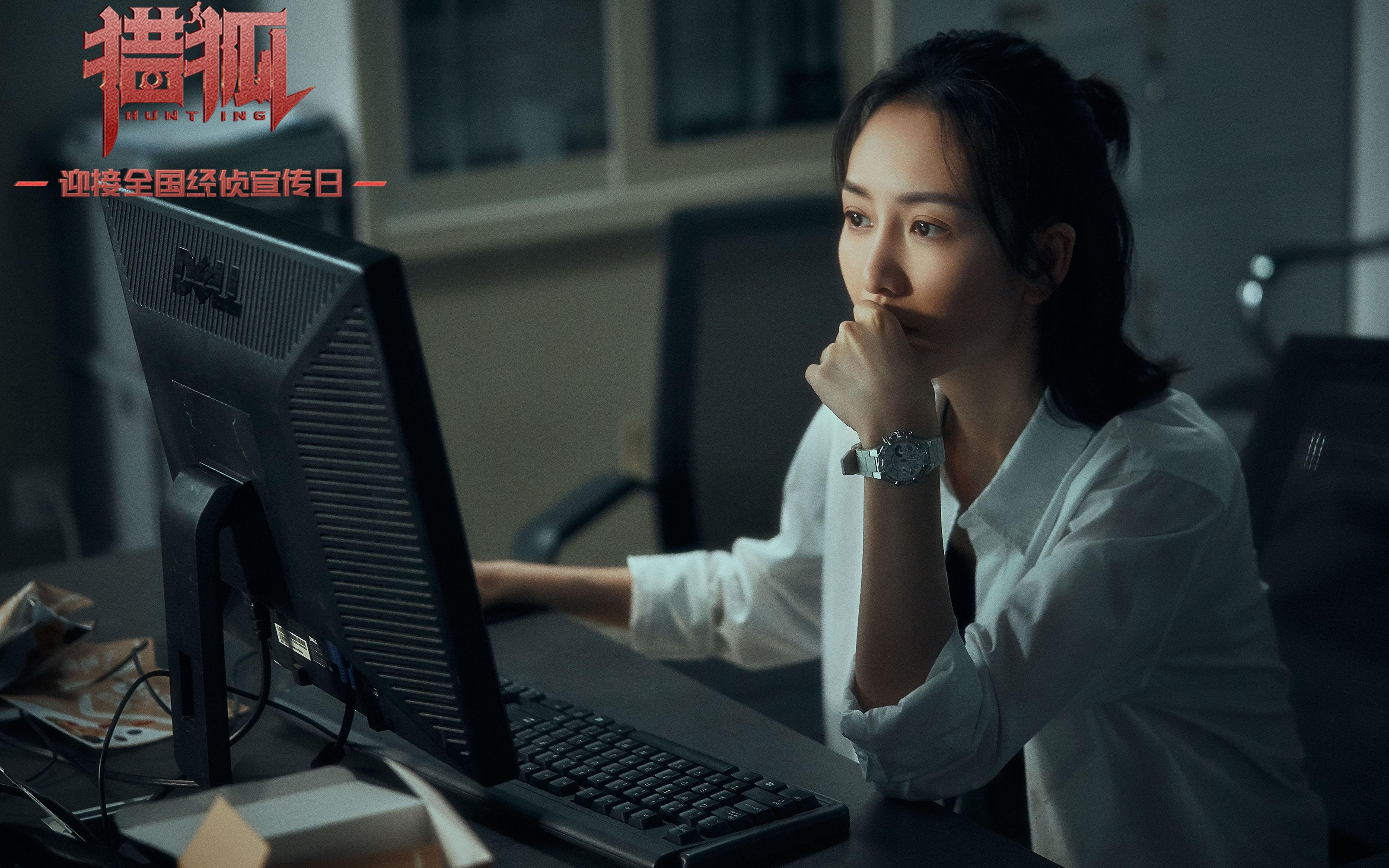 基于您提供的关键词,我首先构思了一个带有戏剧张力和隐喻色彩的标题,再围绕它设计一篇具有唯一性的、时空交织的叙事文章